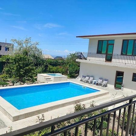 Apex Rest House Of 10 Rooms And Pool Γιερεβάν Εξωτερικό φωτογραφία
