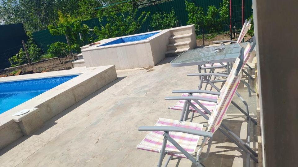 Apex Rest House Of 10 Rooms And Pool Γιερεβάν Εξωτερικό φωτογραφία
