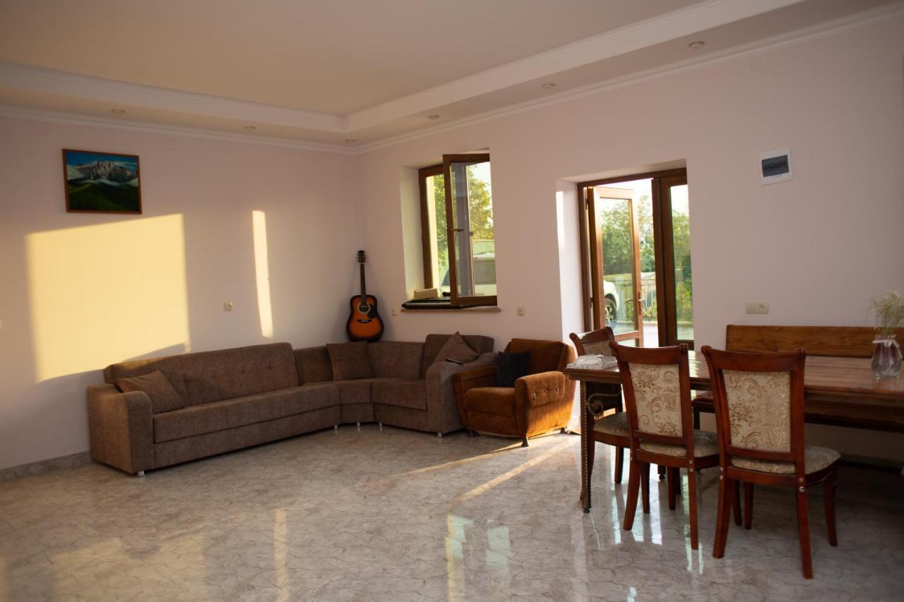 Apex Rest House Of 10 Rooms And Pool Γιερεβάν Εξωτερικό φωτογραφία