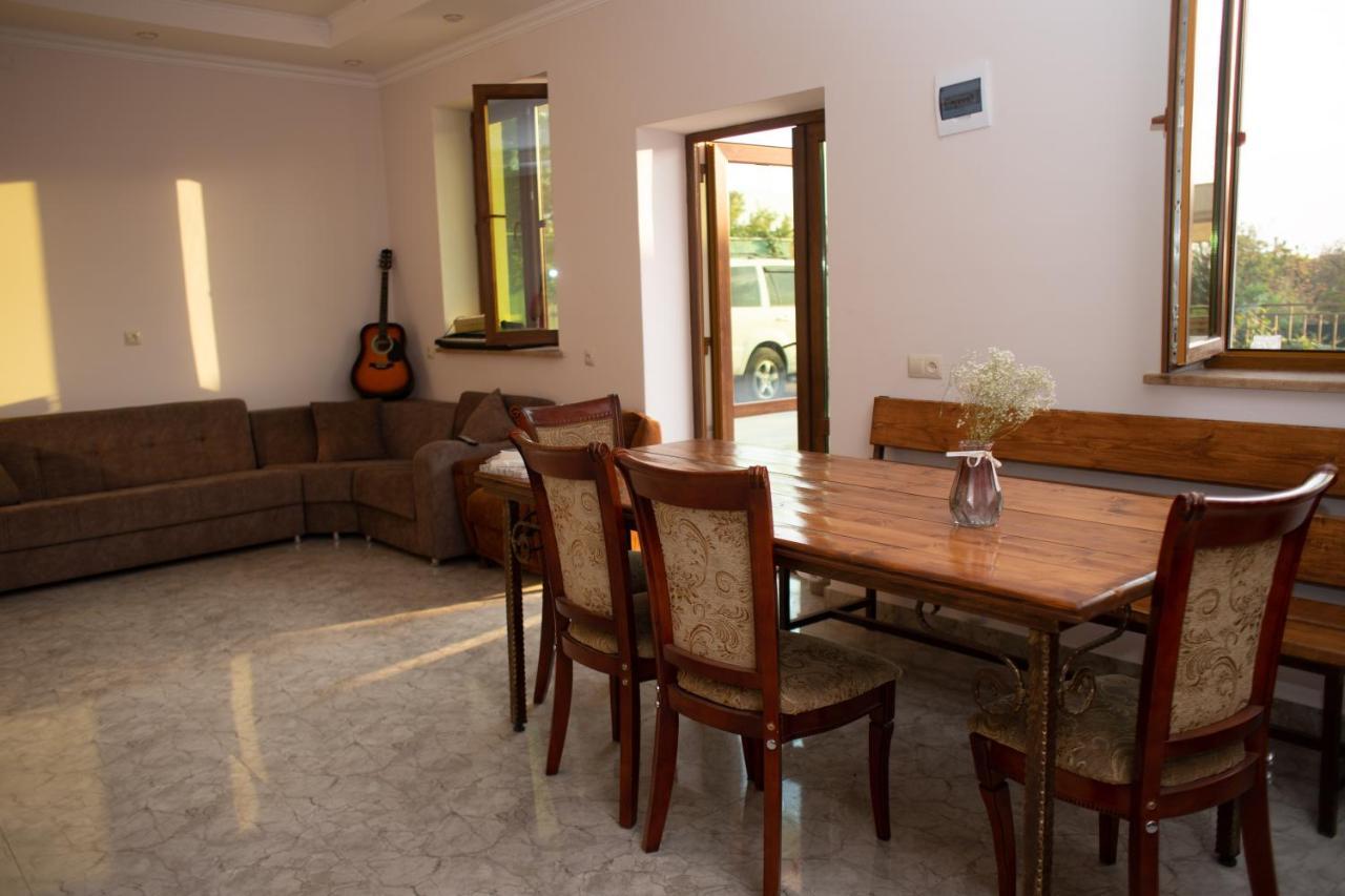 Apex Rest House Of 10 Rooms And Pool Γιερεβάν Εξωτερικό φωτογραφία