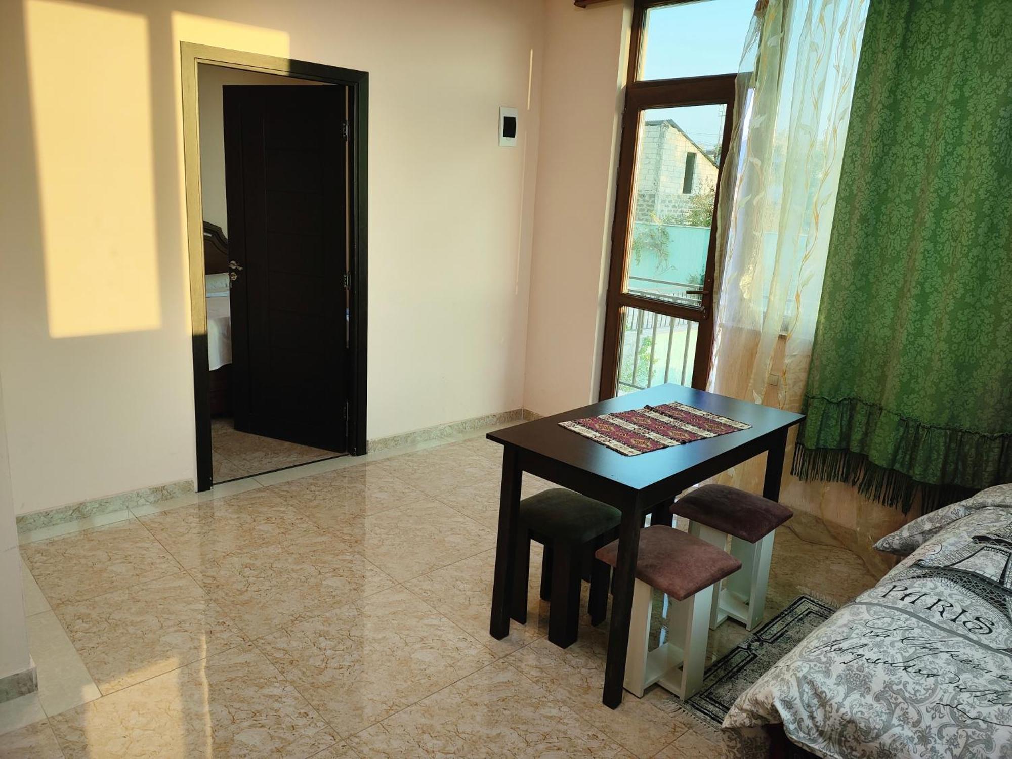 Apex Rest House Of 10 Rooms And Pool Γιερεβάν Εξωτερικό φωτογραφία