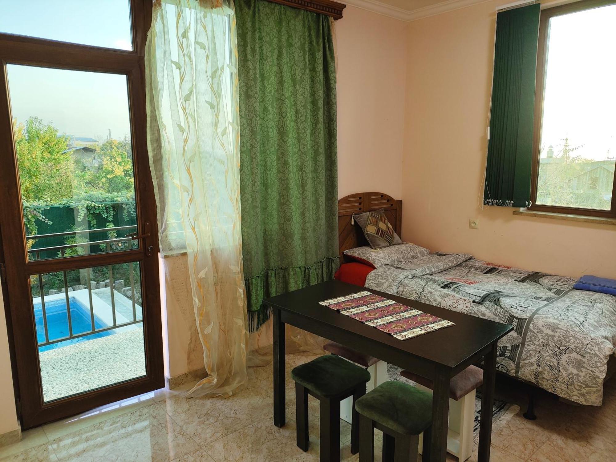 Apex Rest House Of 10 Rooms And Pool Γιερεβάν Εξωτερικό φωτογραφία