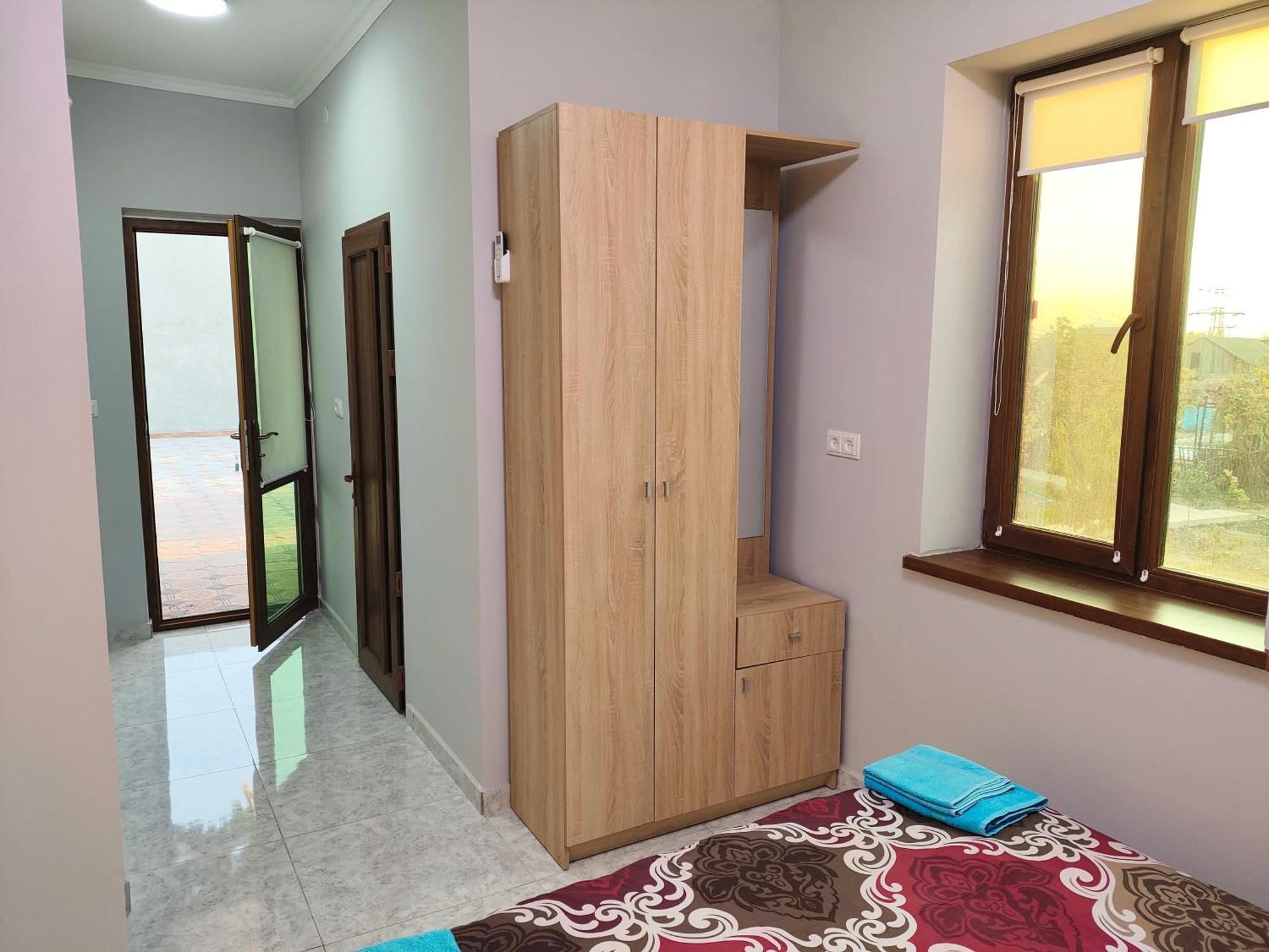 Apex Rest House Of 10 Rooms And Pool Γιερεβάν Εξωτερικό φωτογραφία