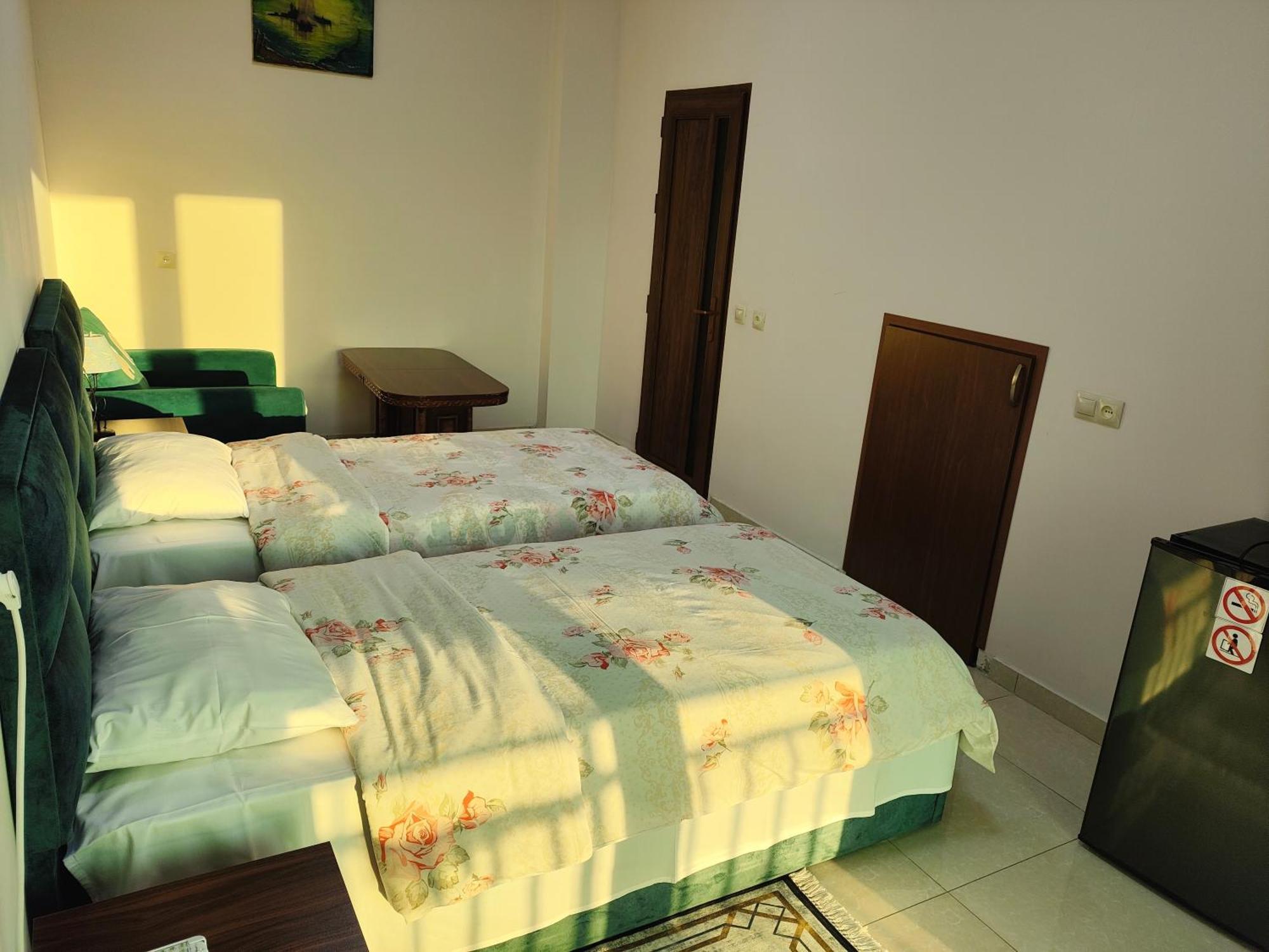 Apex Rest House Of 10 Rooms And Pool Γιερεβάν Εξωτερικό φωτογραφία