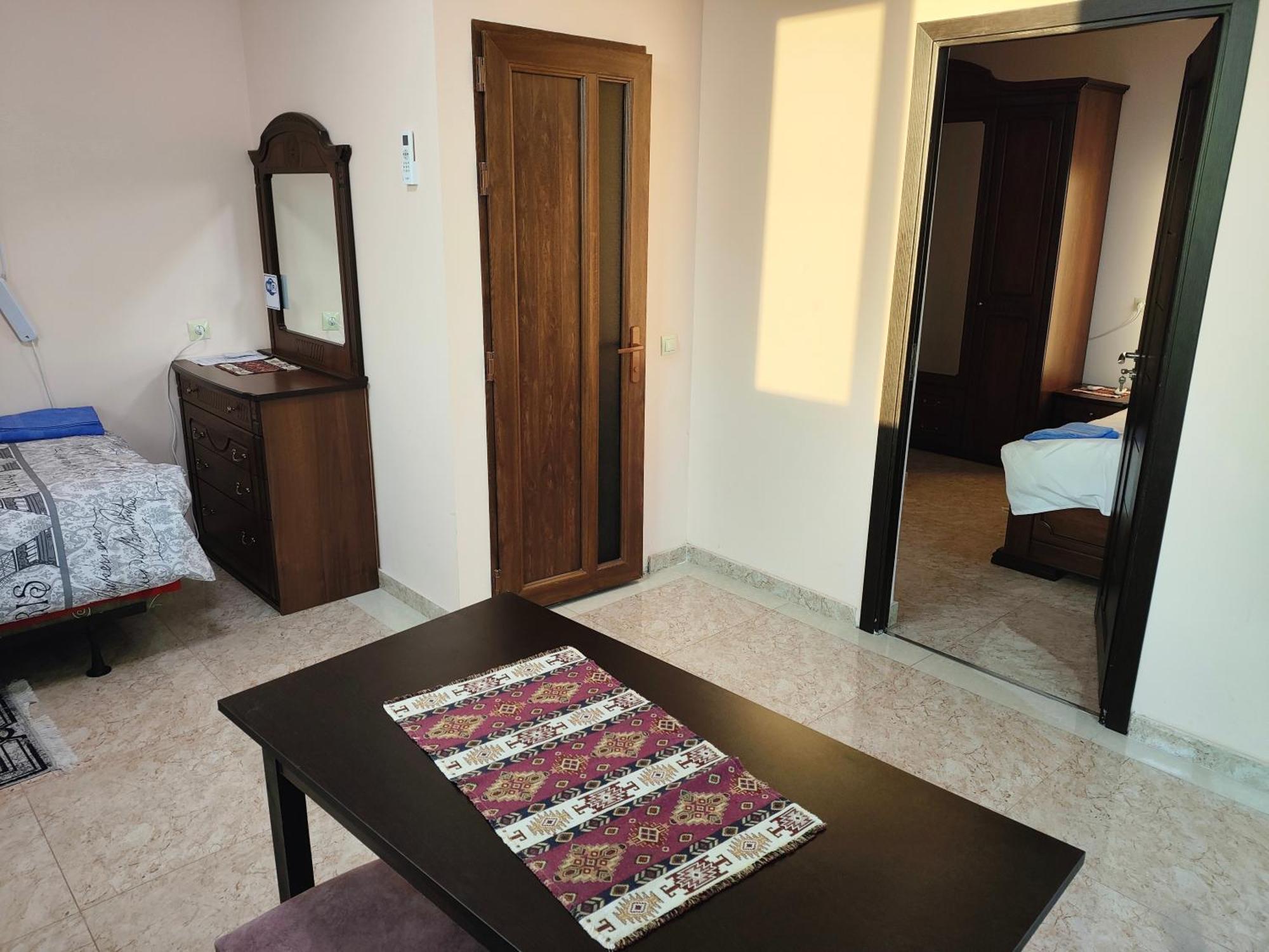 Apex Rest House Of 10 Rooms And Pool Γιερεβάν Εξωτερικό φωτογραφία