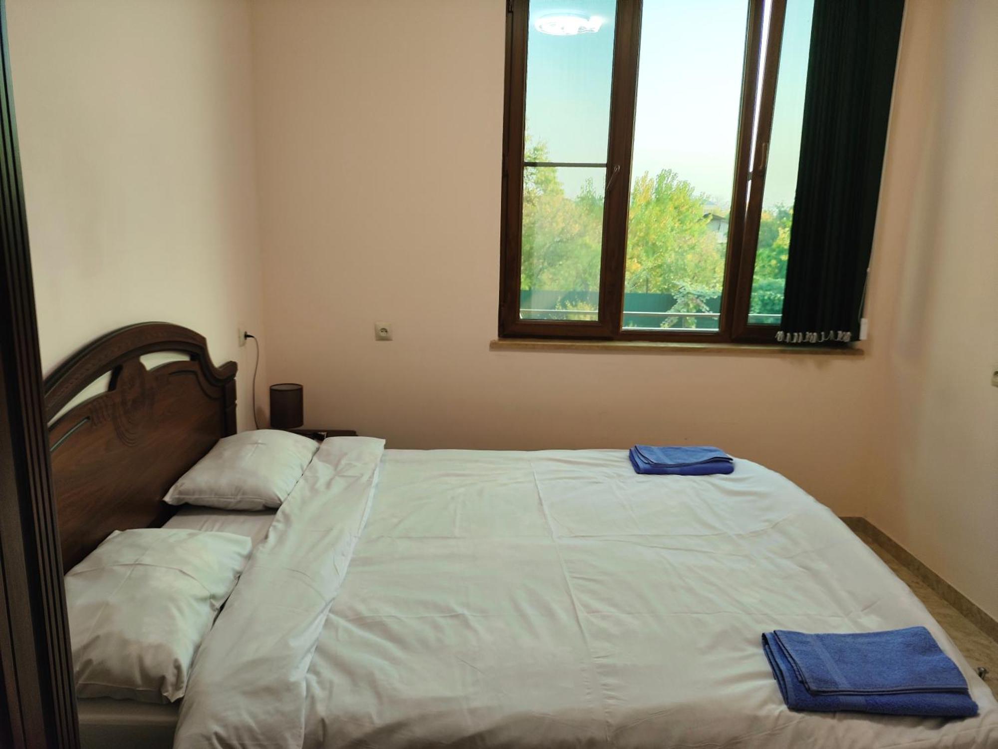 Apex Rest House Of 10 Rooms And Pool Γιερεβάν Εξωτερικό φωτογραφία