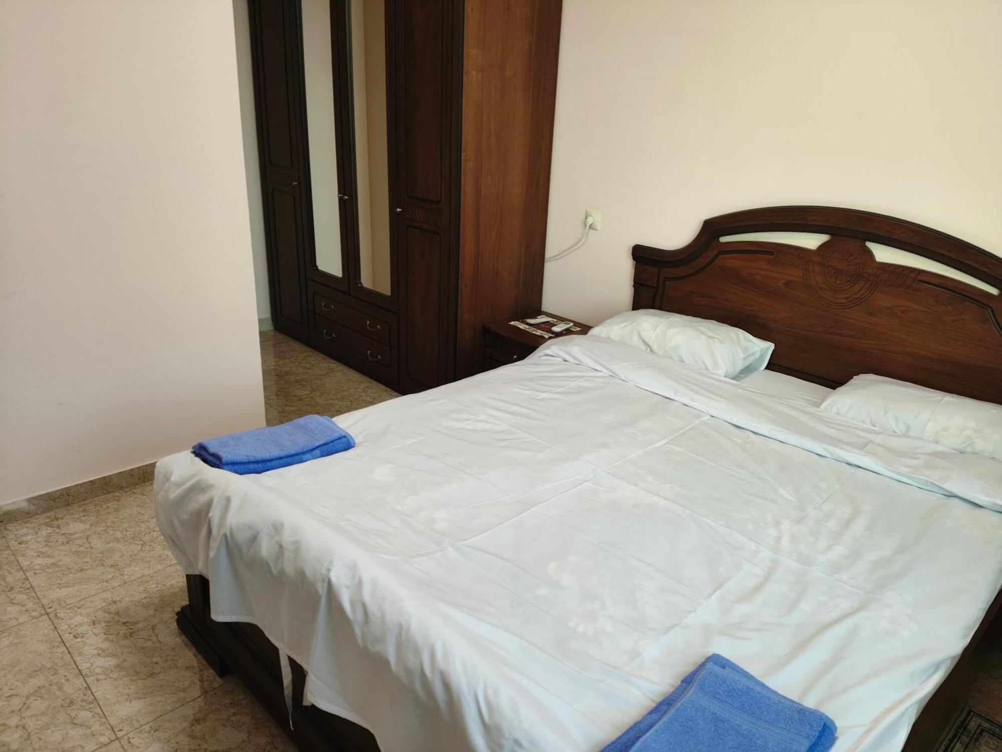 Apex Rest House Of 10 Rooms And Pool Γιερεβάν Εξωτερικό φωτογραφία