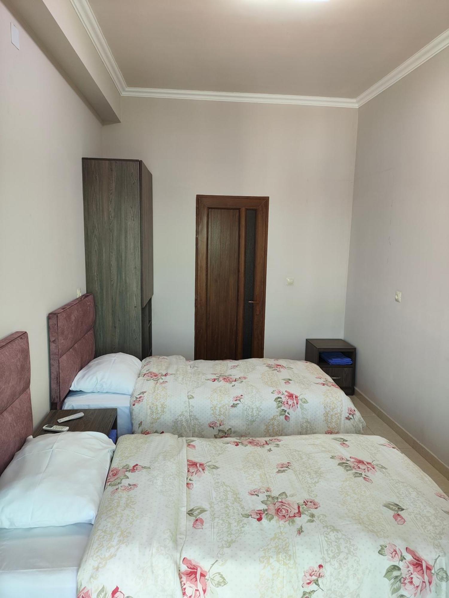 Apex Rest House Of 10 Rooms And Pool Γιερεβάν Εξωτερικό φωτογραφία