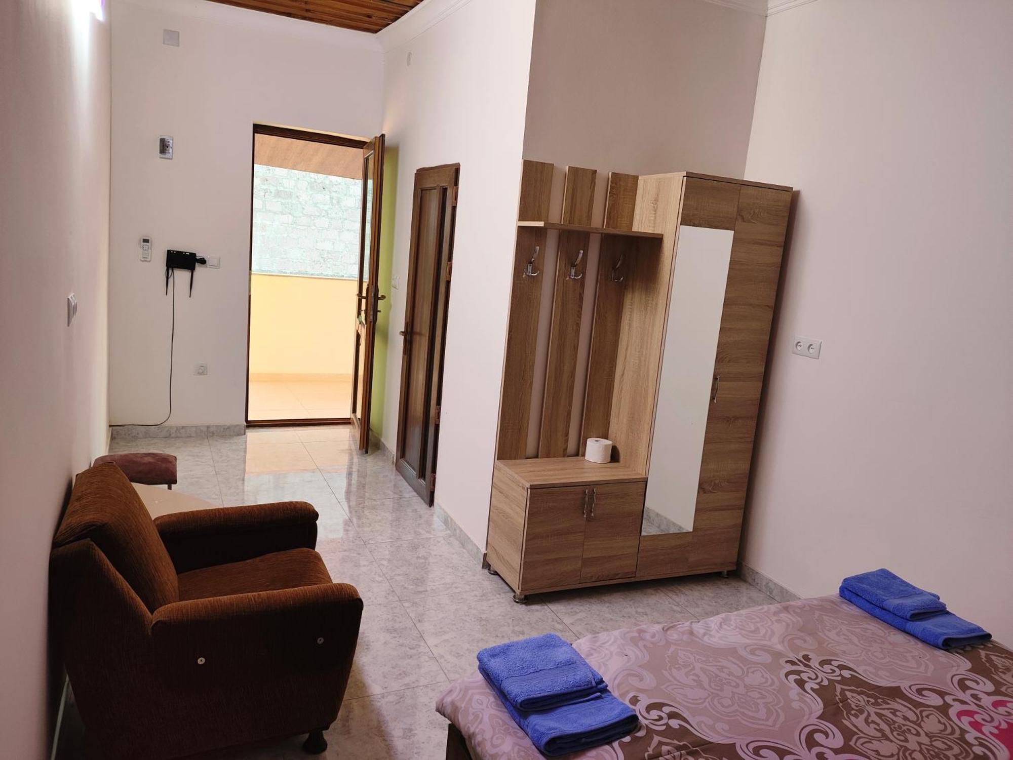 Apex Rest House Of 10 Rooms And Pool Γιερεβάν Εξωτερικό φωτογραφία
