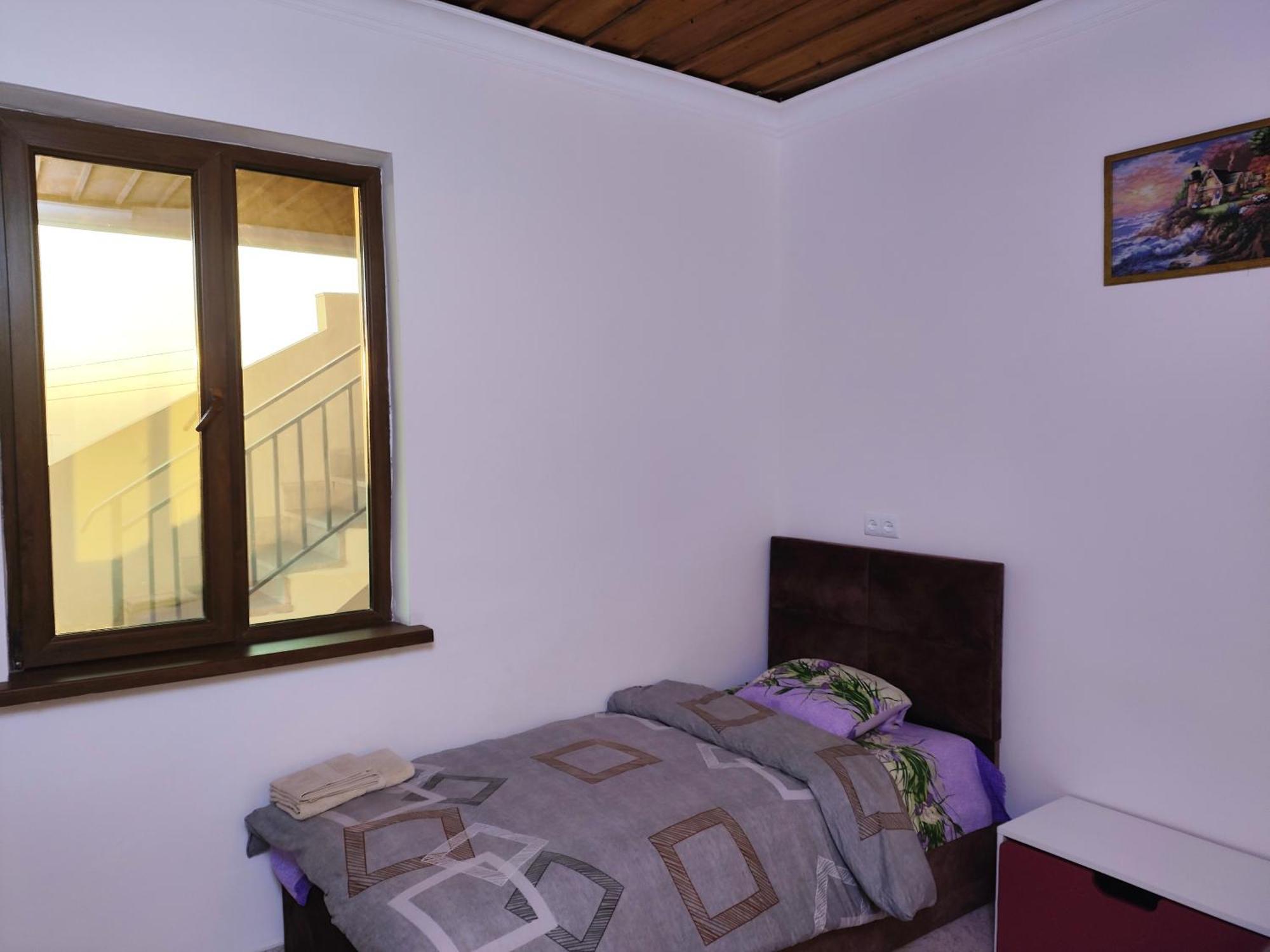 Apex Rest House Of 10 Rooms And Pool Γιερεβάν Εξωτερικό φωτογραφία