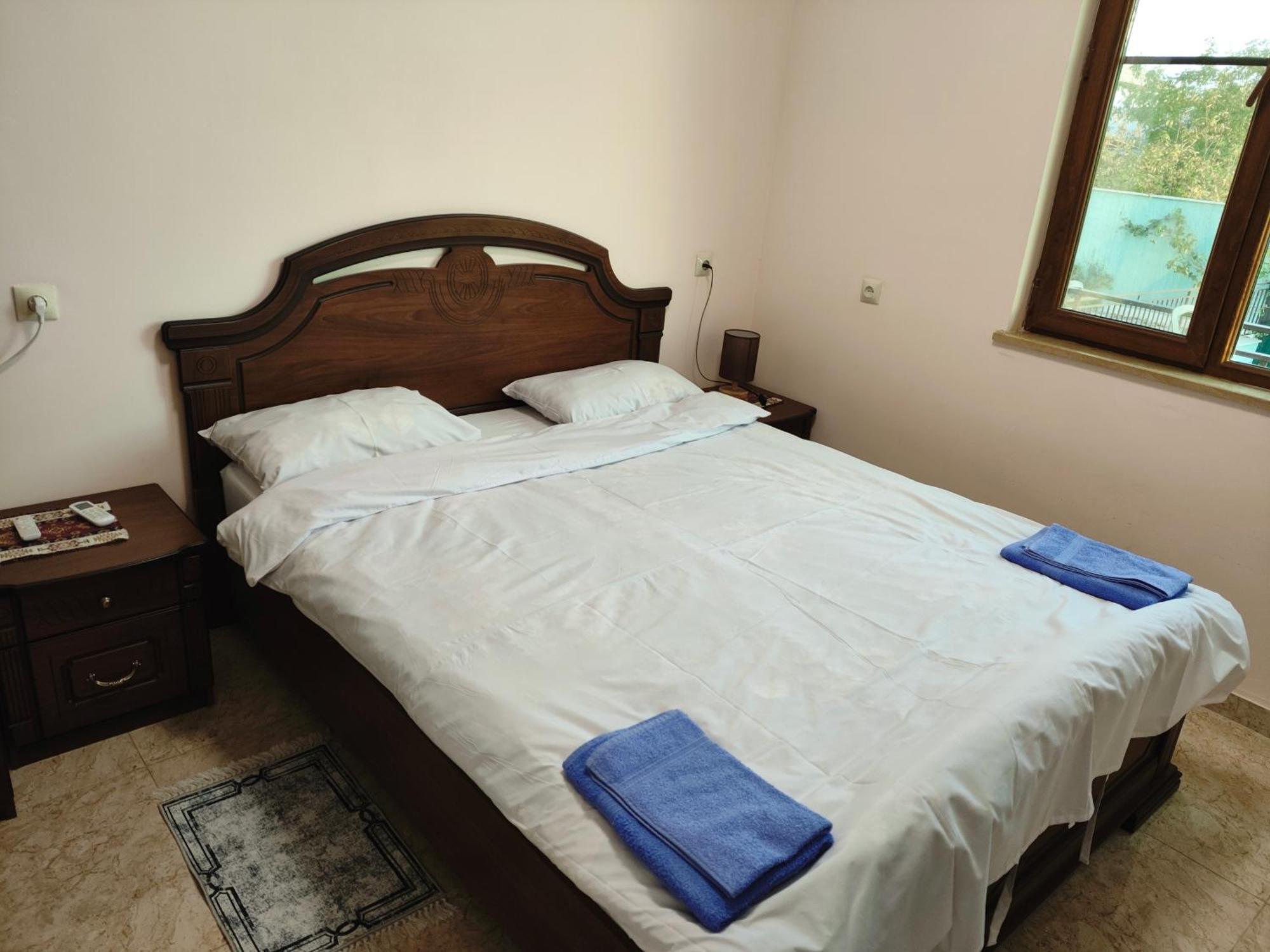 Apex Rest House Of 10 Rooms And Pool Γιερεβάν Εξωτερικό φωτογραφία