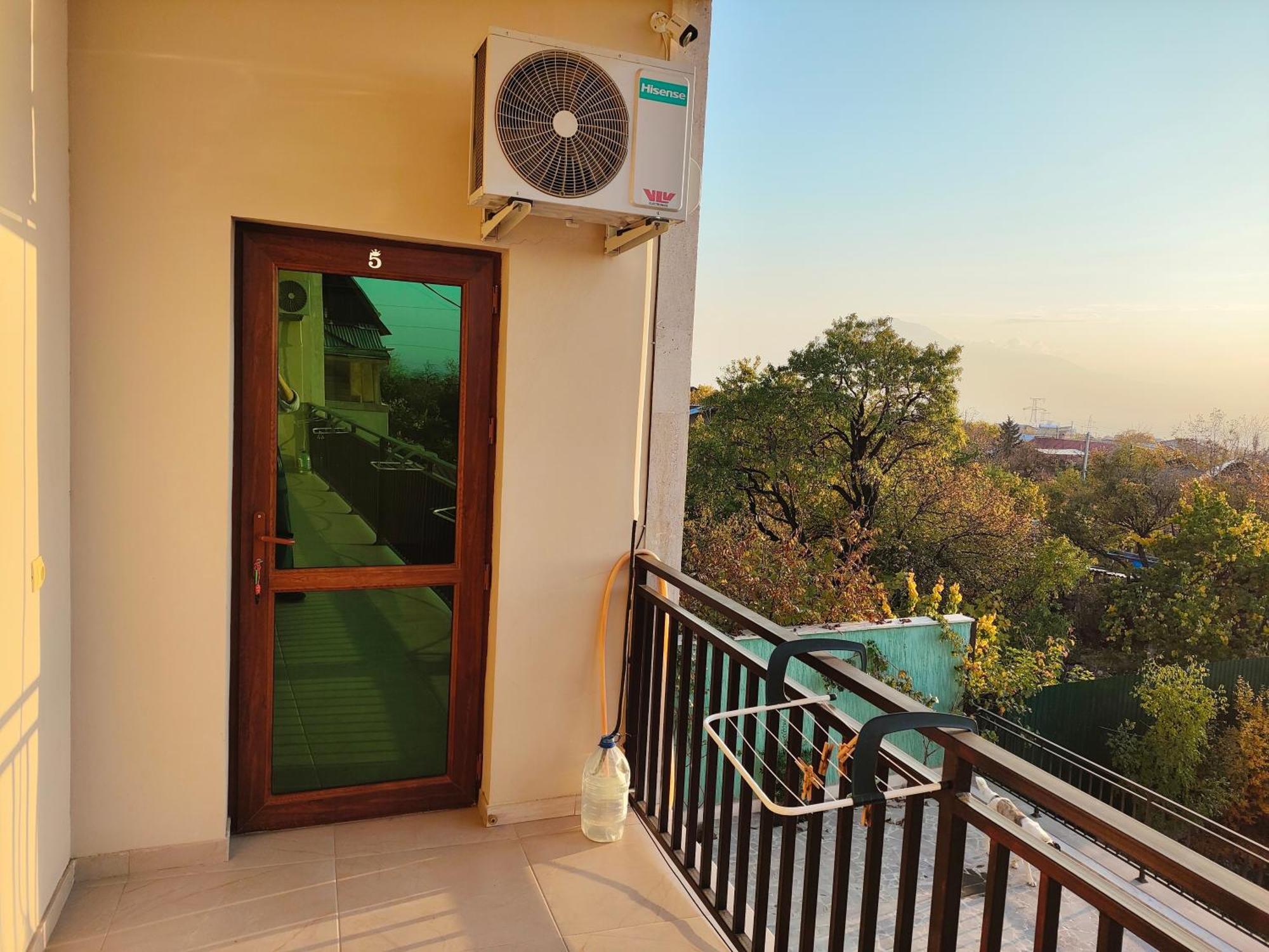 Apex Rest House Of 10 Rooms And Pool Γιερεβάν Εξωτερικό φωτογραφία