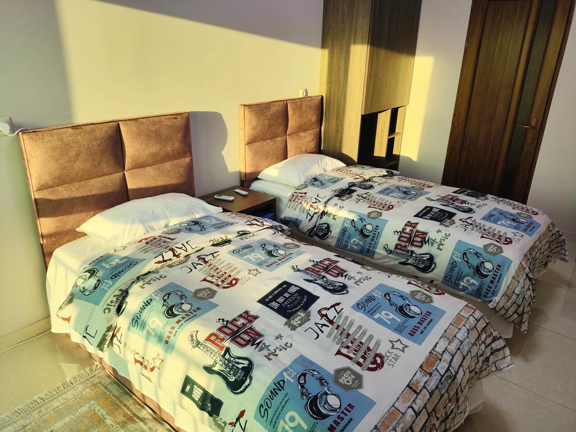 Apex Rest House Of 10 Rooms And Pool Γιερεβάν Εξωτερικό φωτογραφία