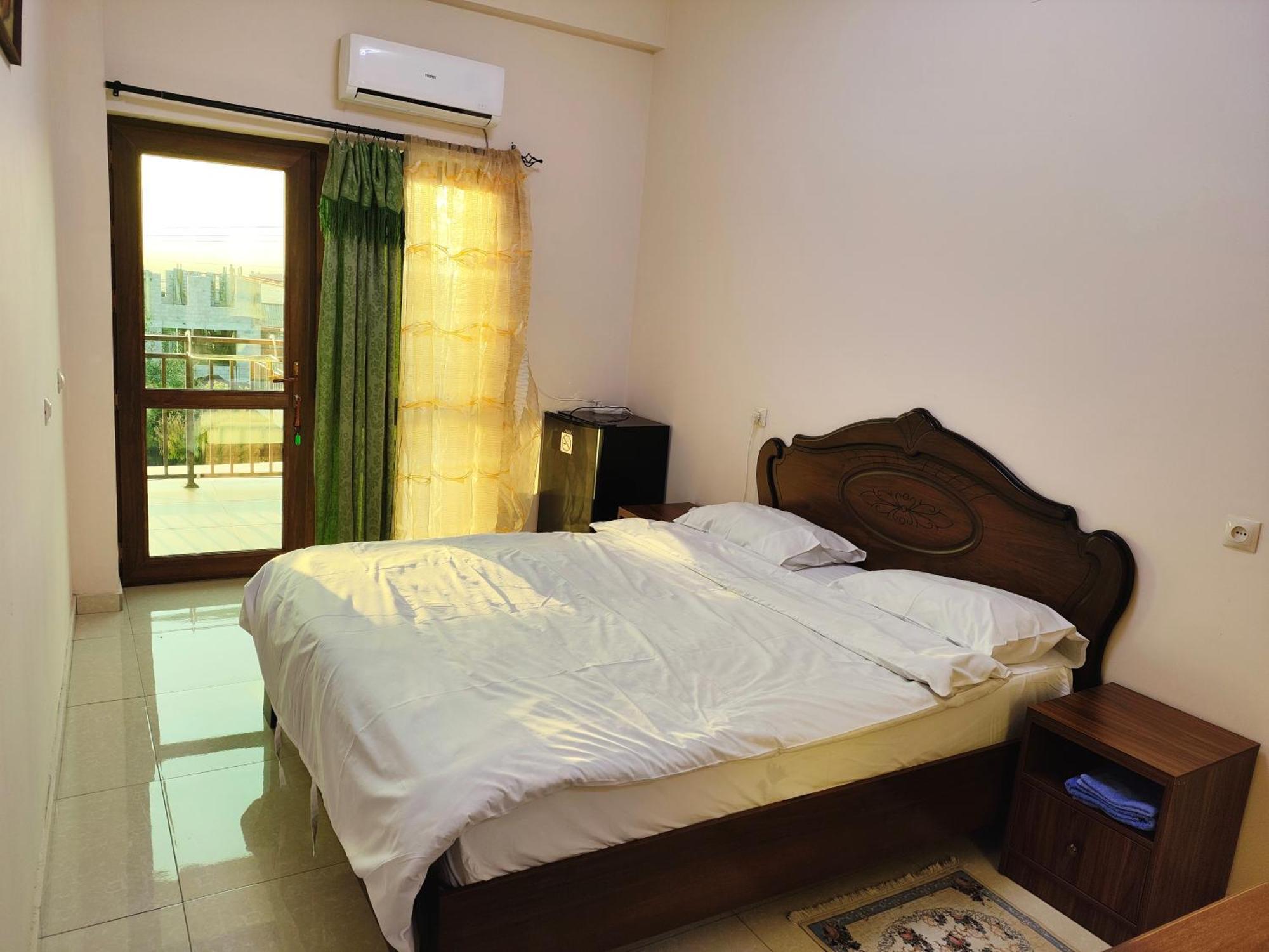 Apex Rest House Of 10 Rooms And Pool Γιερεβάν Εξωτερικό φωτογραφία