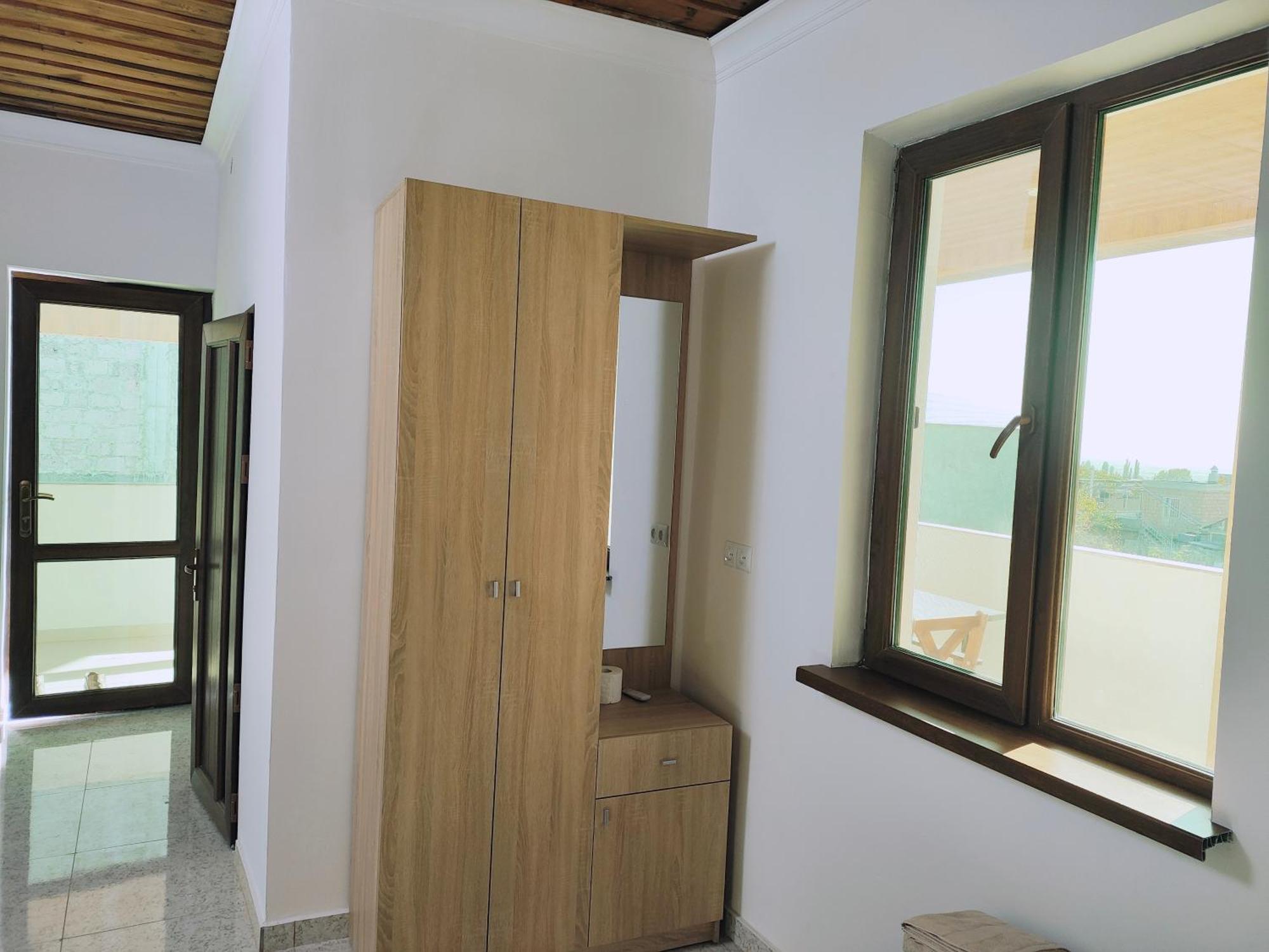 Apex Rest House Of 10 Rooms And Pool Γιερεβάν Εξωτερικό φωτογραφία