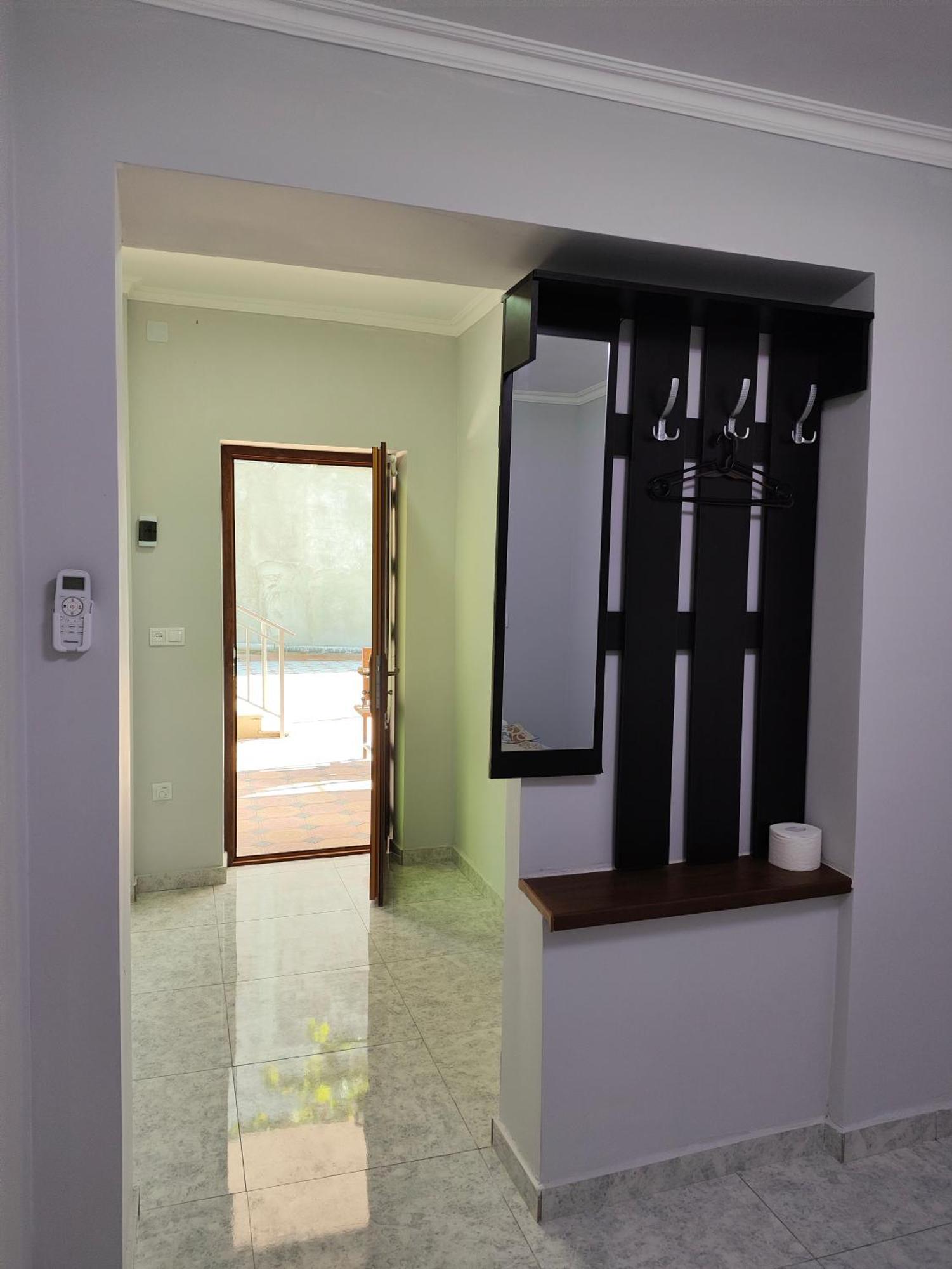 Apex Rest House Of 10 Rooms And Pool Γιερεβάν Εξωτερικό φωτογραφία