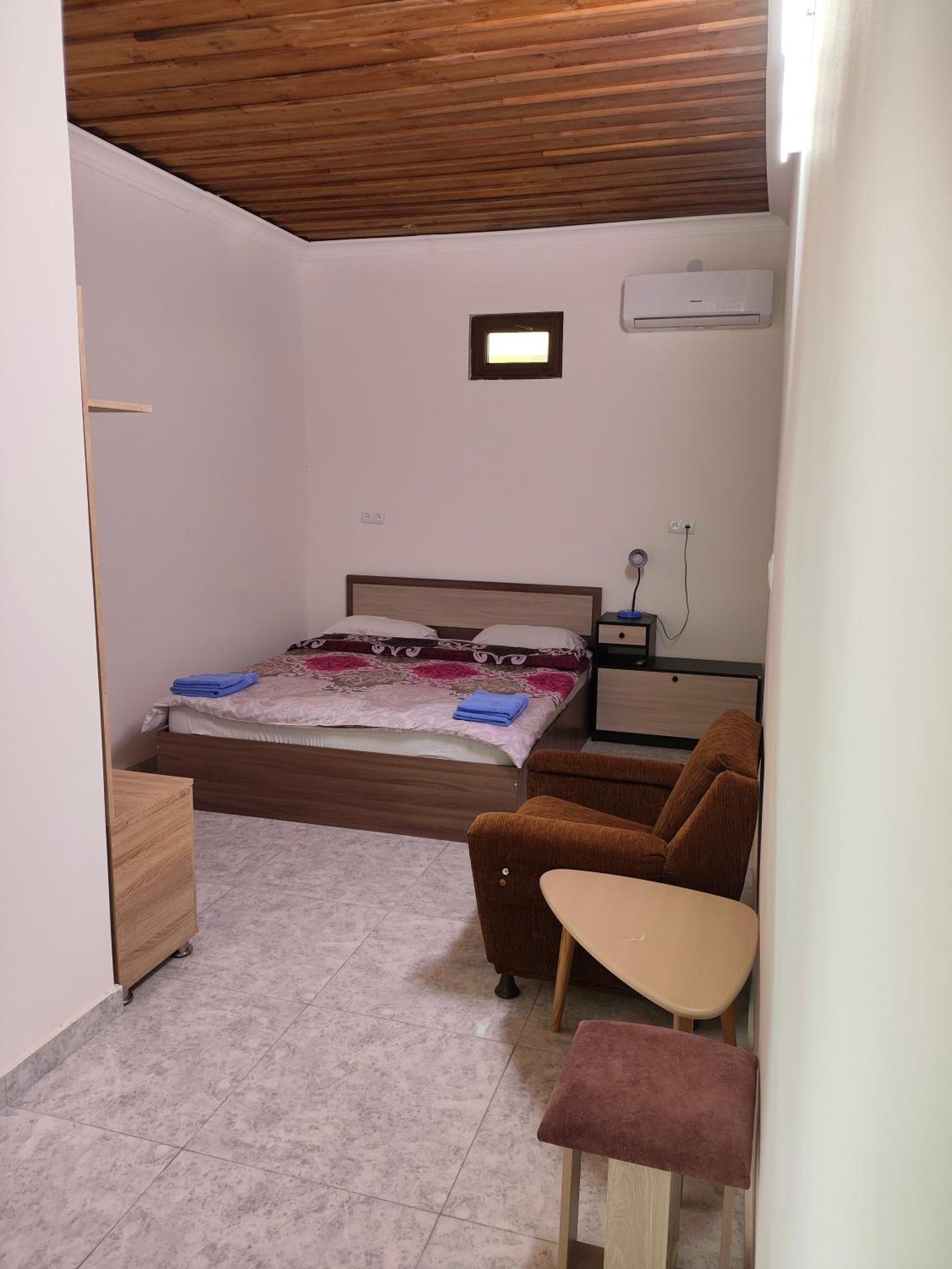 Apex Rest House Of 10 Rooms And Pool Γιερεβάν Δωμάτιο φωτογραφία