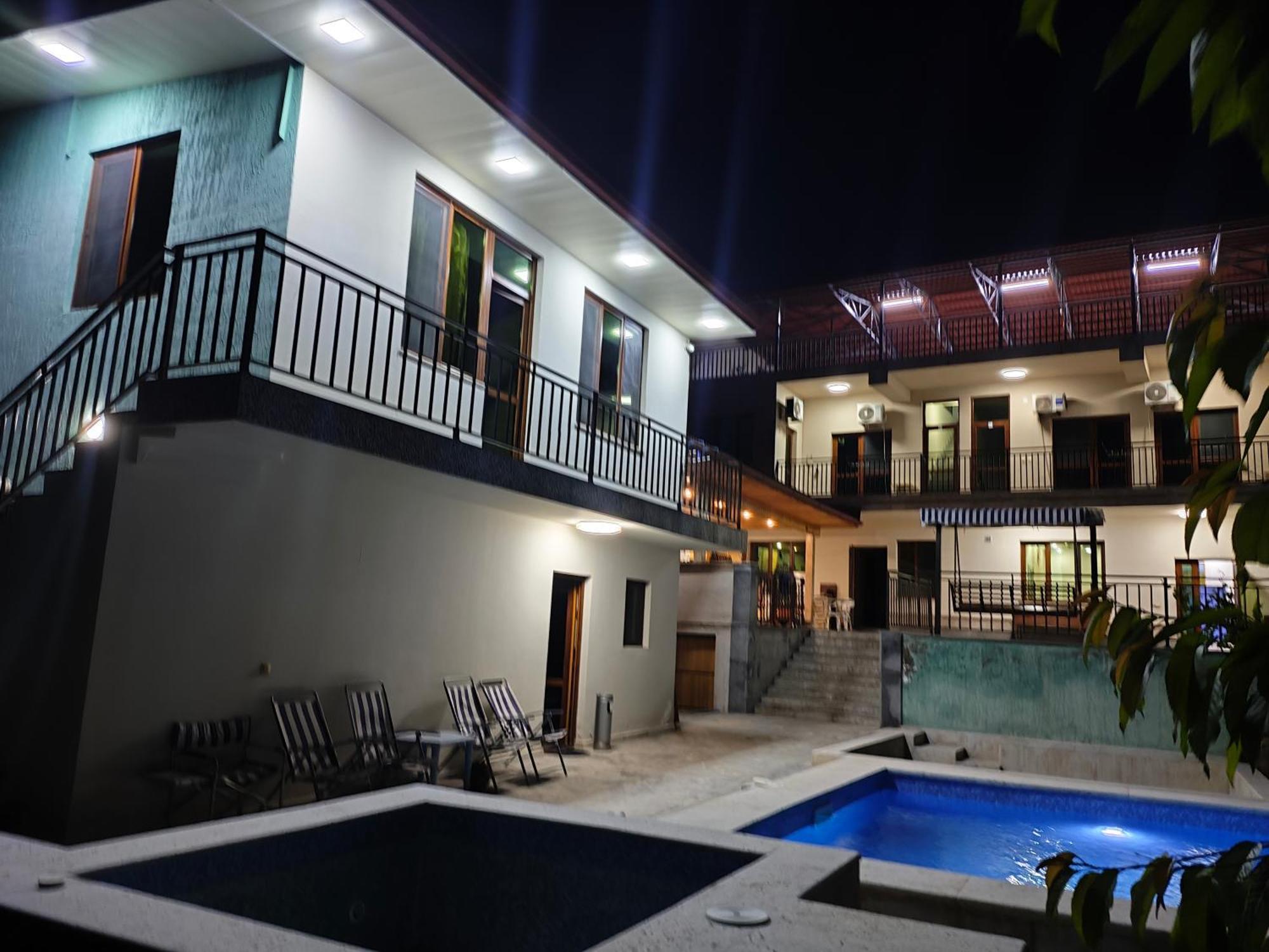Apex Rest House Of 10 Rooms And Pool Γιερεβάν Εξωτερικό φωτογραφία