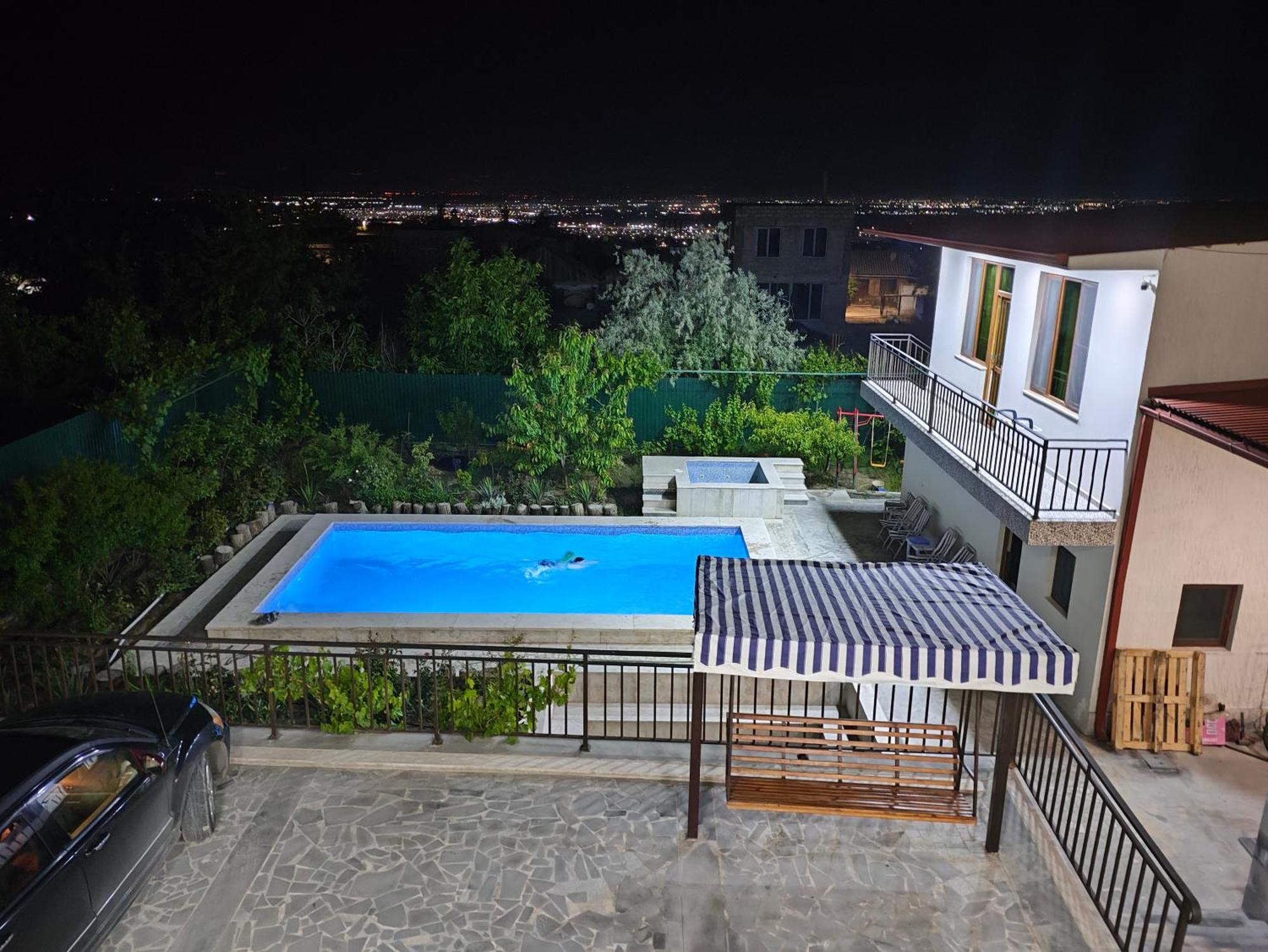 Apex Rest House Of 10 Rooms And Pool Γιερεβάν Εξωτερικό φωτογραφία