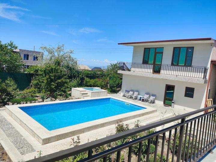 Apex Rest House Of 10 Rooms And Pool Γιερεβάν Εξωτερικό φωτογραφία